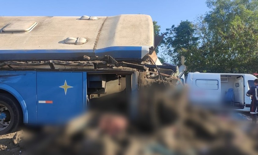 Batida entre ônibus e caminhão deixa dezenas de mortos em rodovia