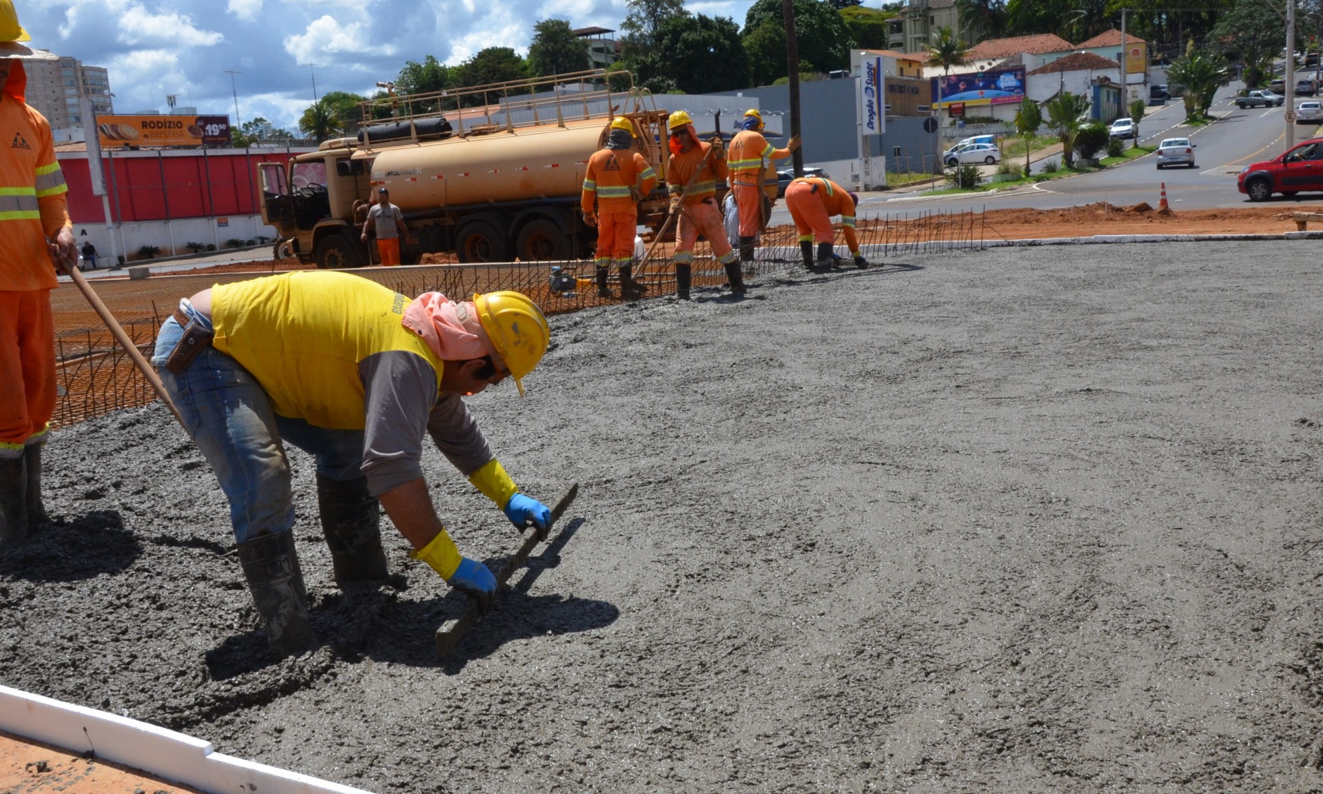Complexo Viário da Champagnat: base da ponte começa a ser concretada