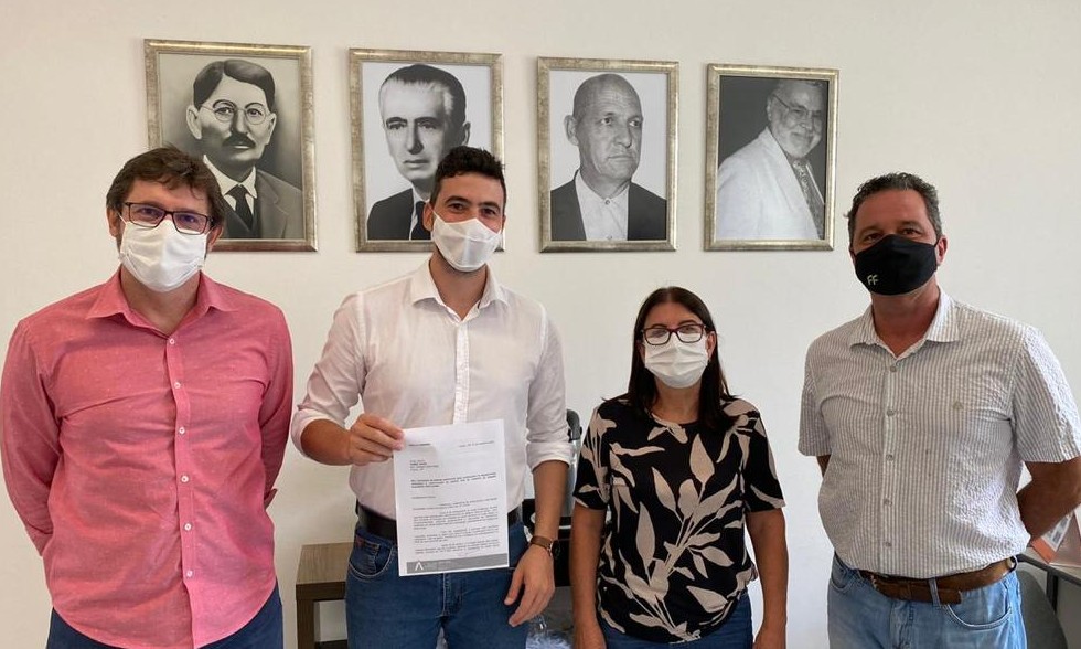 Daniel Bassi vai ao Lar São Vicente e anuncia que vai lutar pela entidade