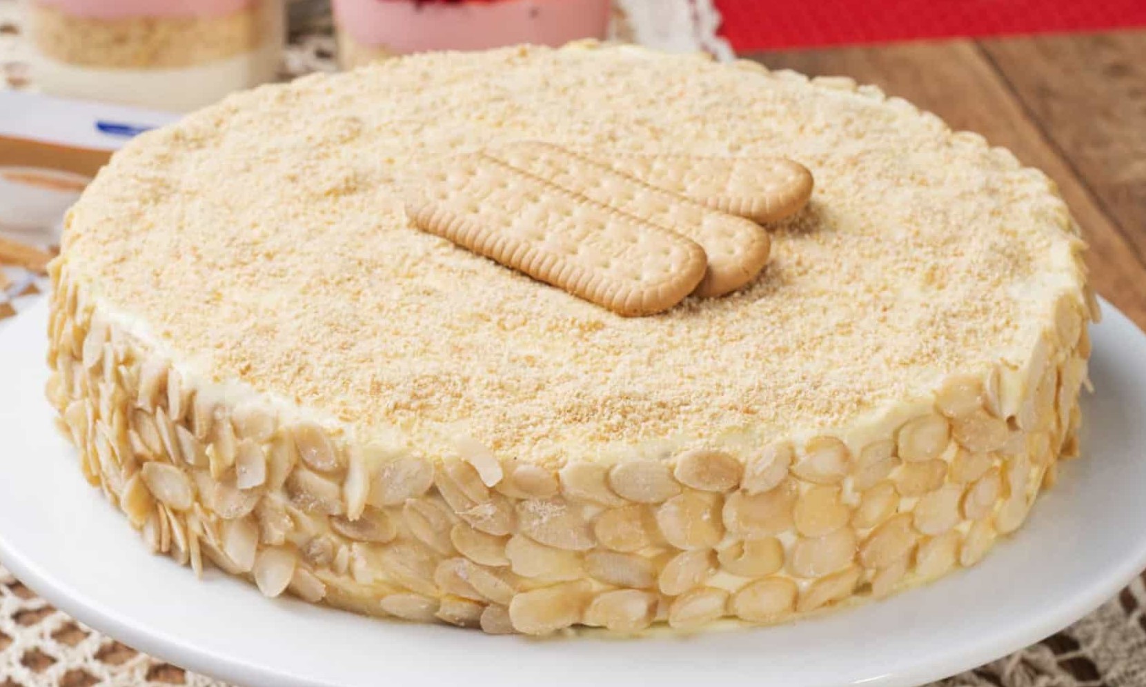 Receita de Natal: torta de amêndoas com chocolate branco e biscoitos