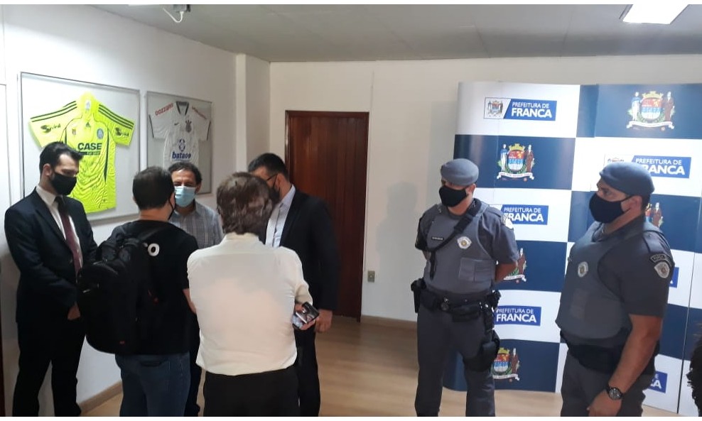 Gilson de Souza explica ação do GAECO em sua casa e na Prefeitura