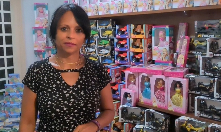 Professora Maria Célia faz o "Natal mais feliz" para as famílias carentes da Z. Sul