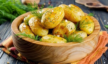 Batatas assadas sem irem ao forno? O truque que todos precisam conhecer