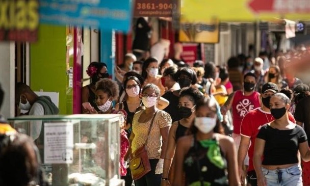 Nem quarentena mais dura evita aglomeração no comércio de rua de SP