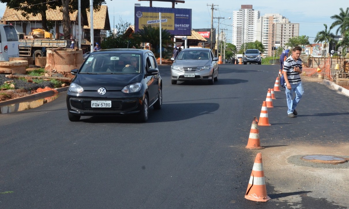 Av. Champagnat recebe estrutura de semáforos e tem trânsito parcial liberado