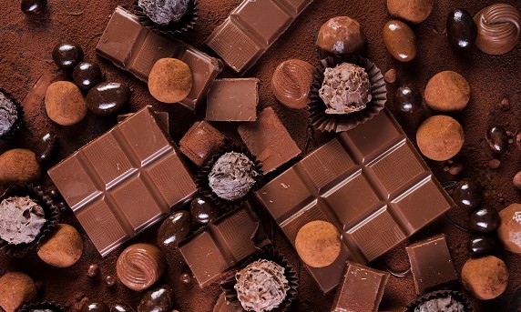 Não se deve guardar chocolate na geladeira. Conheça aqui a razão.