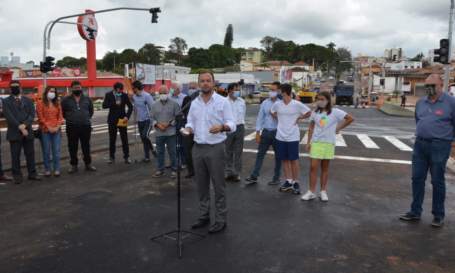 Após inauguração de rotatória