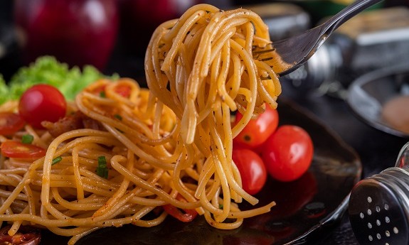 Aprenda a fazer um espaguete com alimentos da safra de dezembro