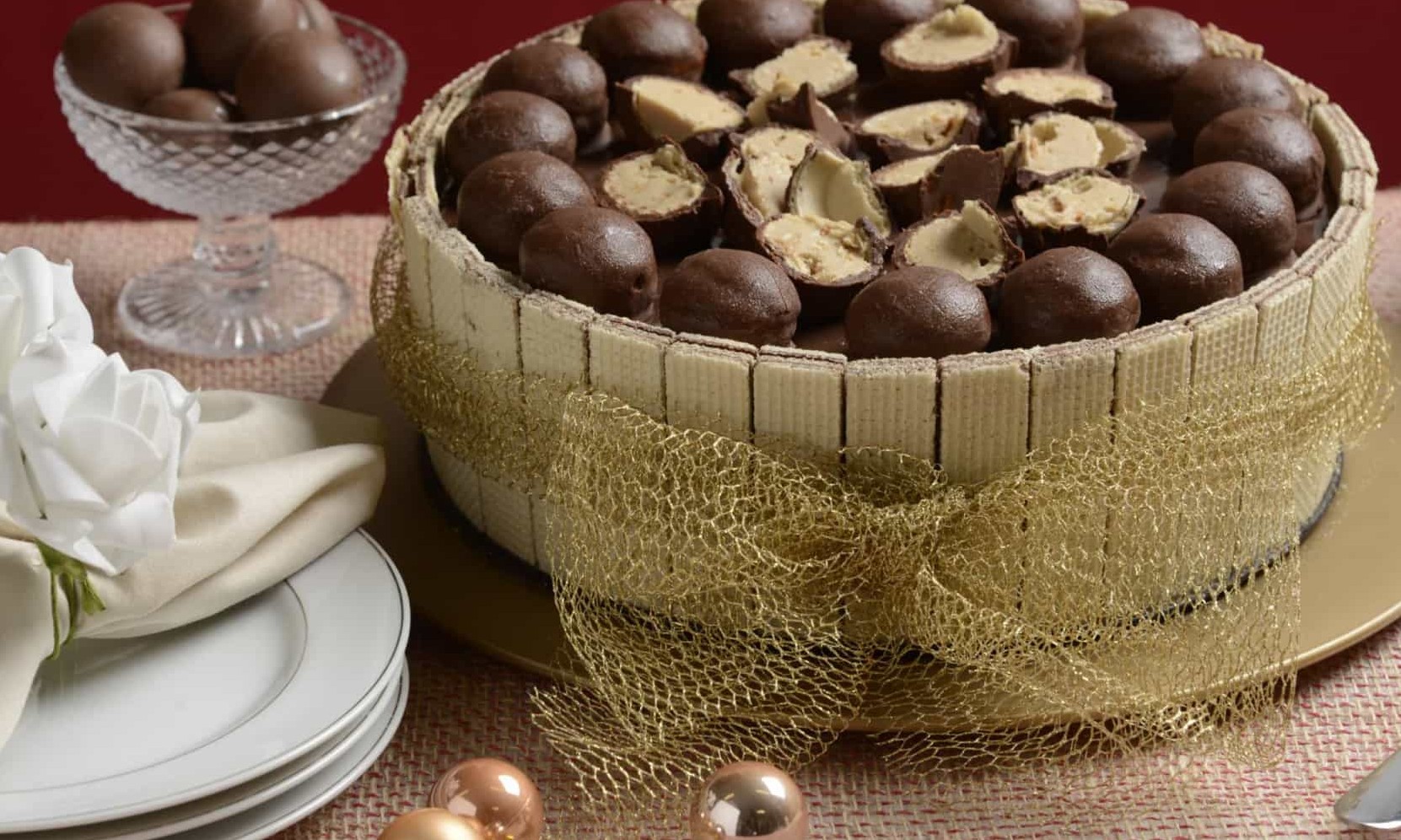 Aprenda a fazer a deliciosa Torta Charlotte com bombons de chocolate
