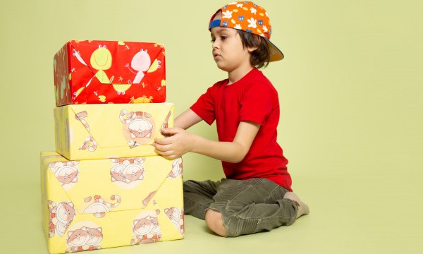 Crianças no Natal: como fazer para incluir filhos nas preparações de presentes