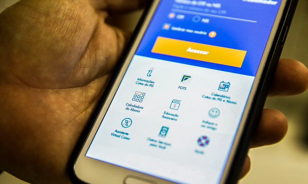 Trabalhador pode solicitar saque de R$ 1.045 do FGTS até quinta-feira (31)