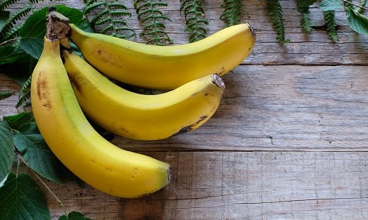 O truque (com plástico) para as bananas durarem até cinco dias. Veja como
