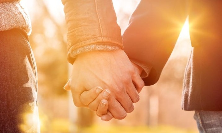 Saiba o que a maneira de dar as mãos revela sobre o seu relacionamento