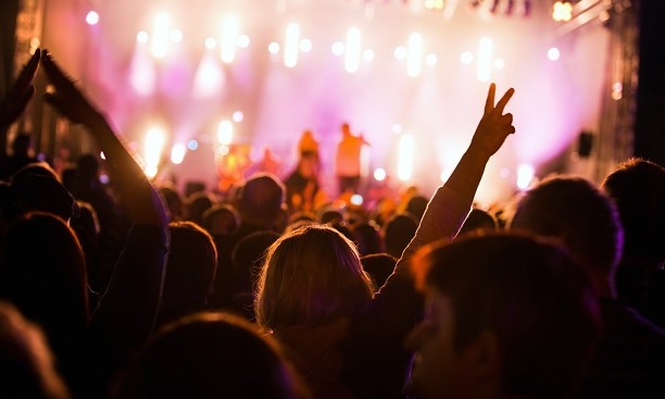 Especialista dá dicas para cuidar da audição durante as festas de fim de ano