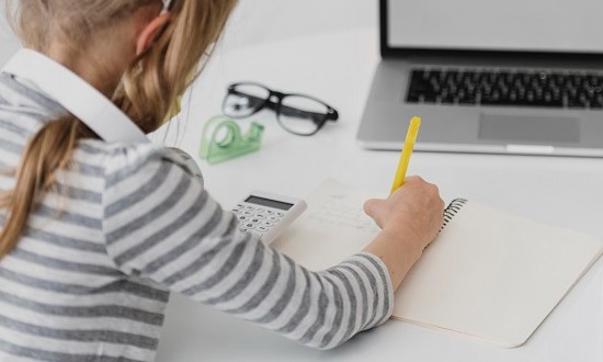 Escolas voltam com aulas híbridas e computador já integra lista de materiais