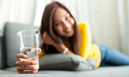 Surpreendente: veja os três benefícios de beber água quente em jejum