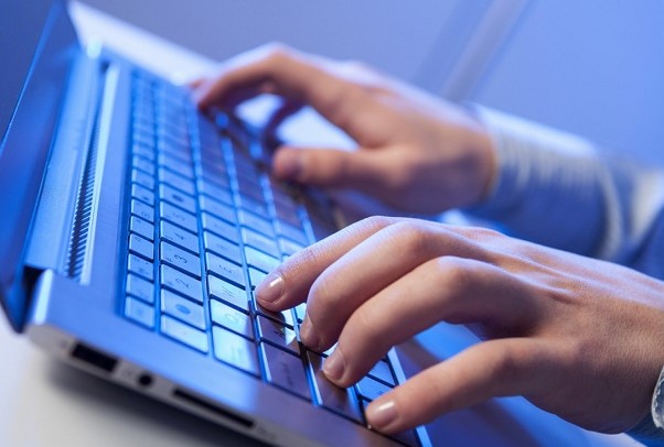 Governo de SP anuncia chips para alunos e PCs para professores acessarem internet