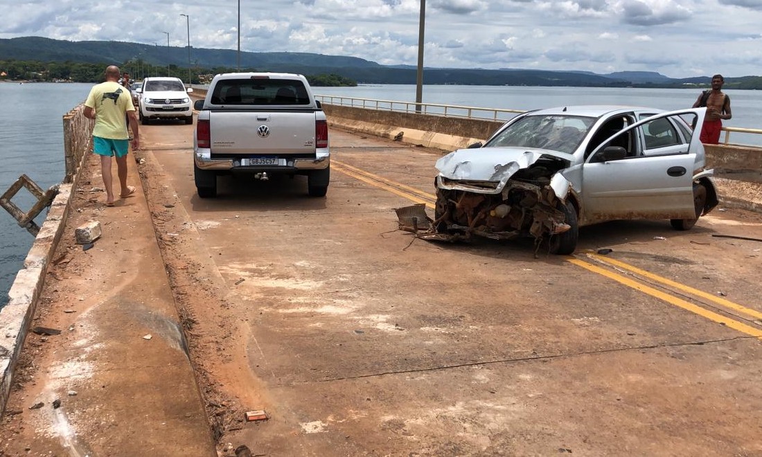 Acidente na ponte de Rifaina: Corsa de Franca bate em Hilux. Veja