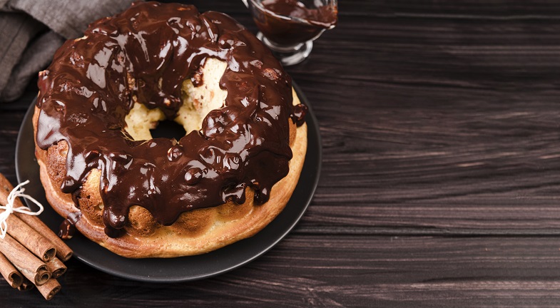 Aprenda a fazer este bolo de iogurte com chocolate: um prazer nunca vem só…