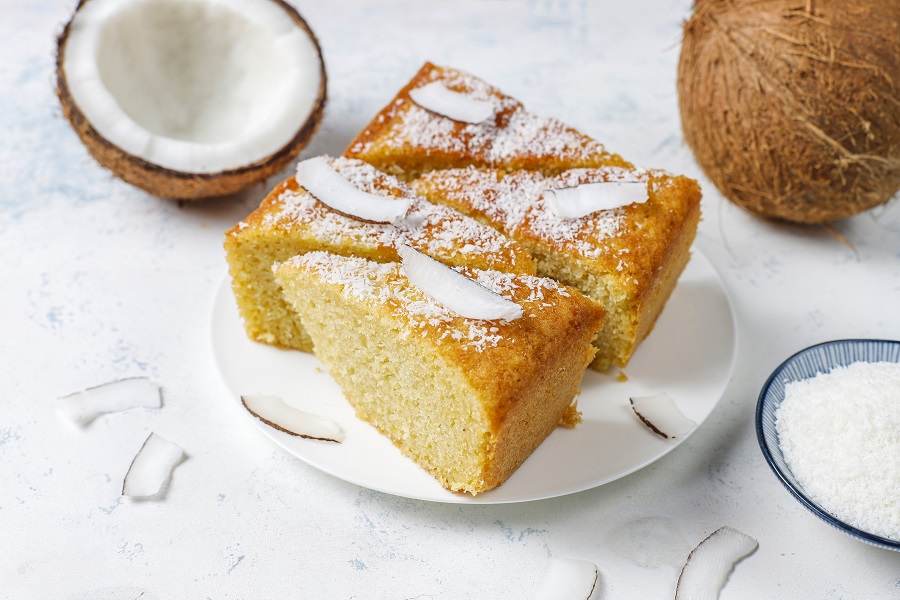 Para fazer este bolo de coco só precisa de 4 ingredientes. que tal experimentar?