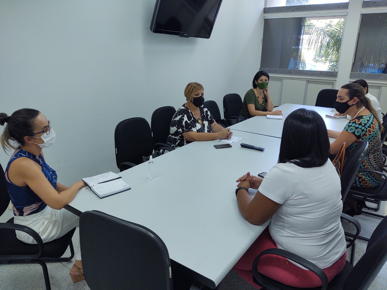Lurdinha Granzotte conversa com vereadoras Anabella Pavão e Capitão Cláudia