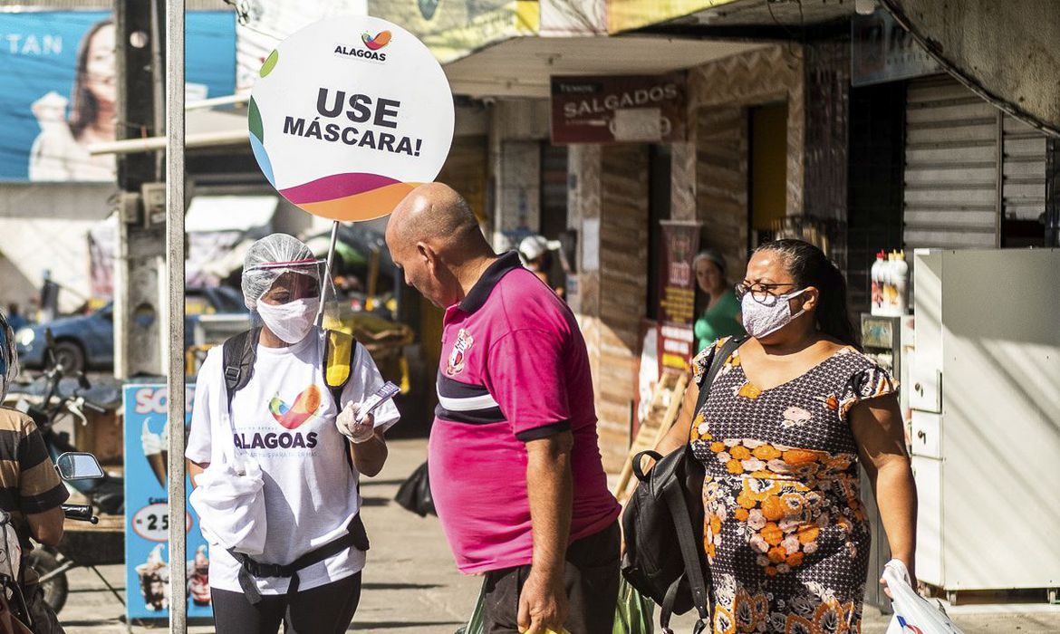 Mesmo com vacina, máscaras e isolamento são essenciais, alertam especialistas