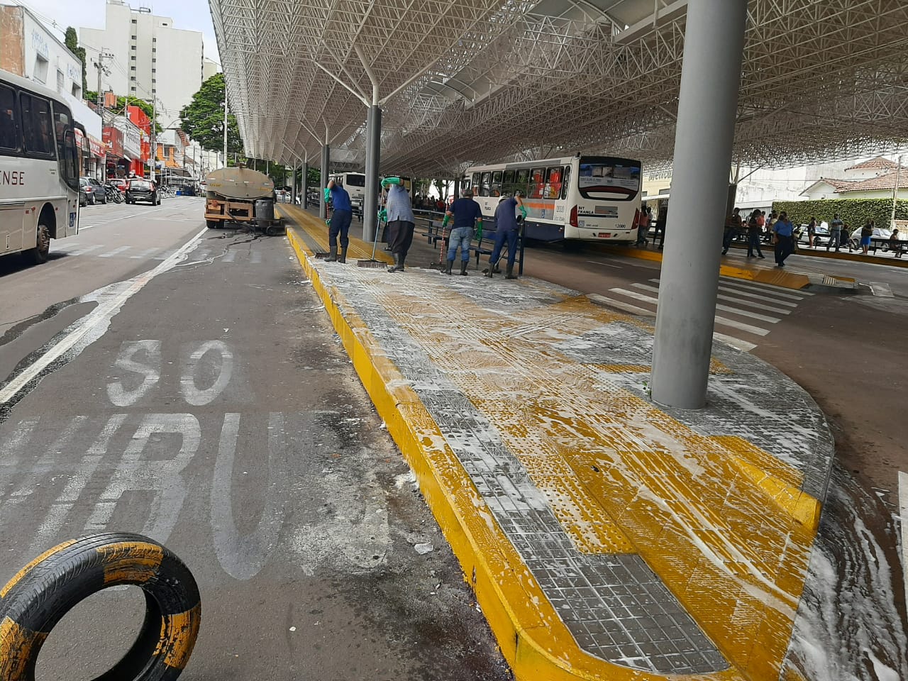 Empresa São José higieniza terminal de Franca como medida de prevenção à covid-19