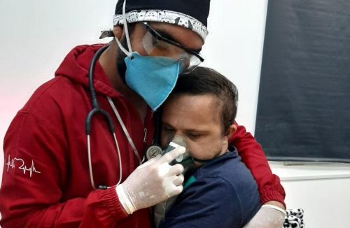 Paciente ganha abraço de enfermeiro enquanto recebe oxigênio e comove a web – veja - Jornal da Franca