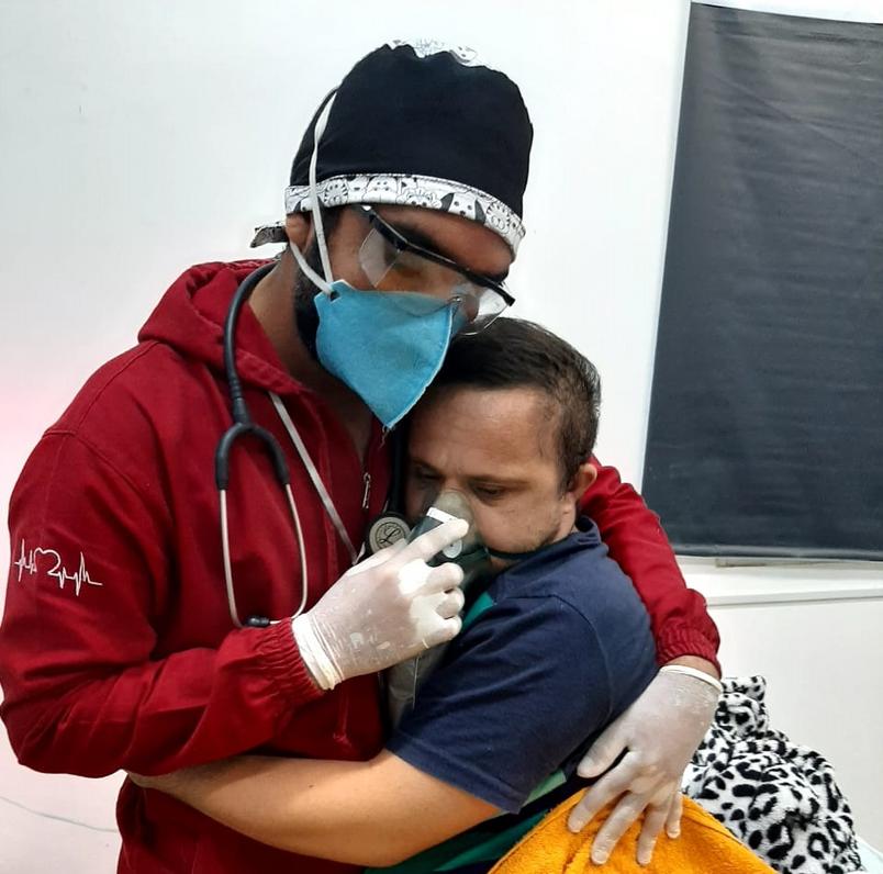 Enfermeiro acalma paciente com covid com abraço na hora de receber oxigênio