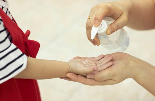 Álcool gel pode machucar os olhos de crianças; saiba como protegê-las - Jornal da Franca