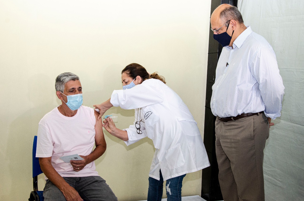 Prefeito Alexandre Ferreira acompanha início da vacinação contra Covid-19 em Franca