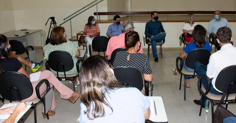 Prefeito de Franca em reunião com escolas