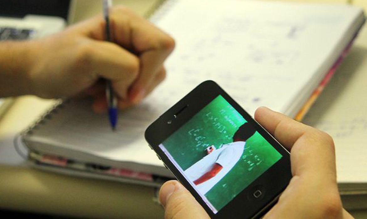 Brasil: cerca de 4 milhões de alunos abandonaram estudos na pandemia, diz pesquisa