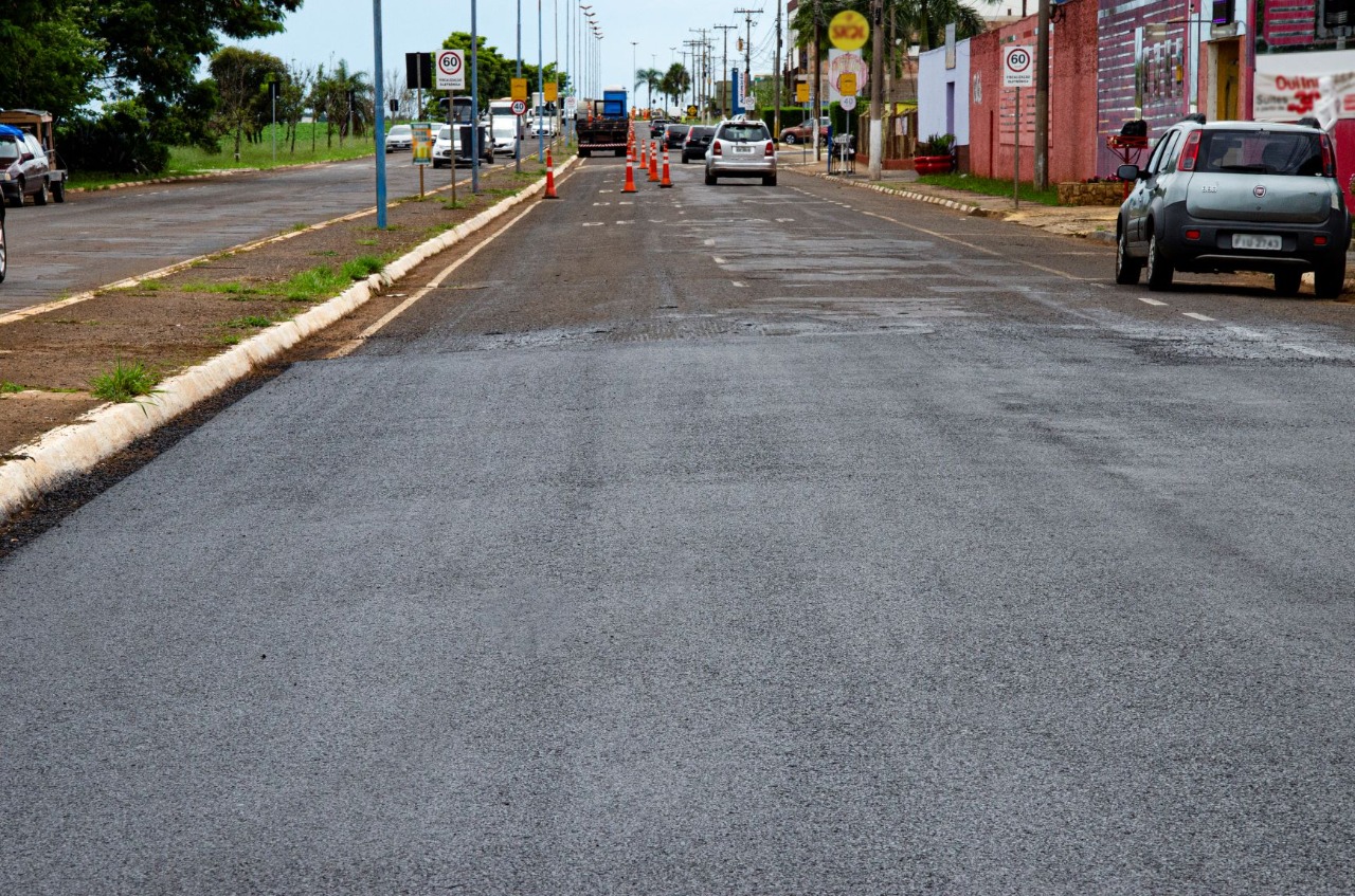 Serviços de recapeamento na avenida Severino Tostes Meirelles