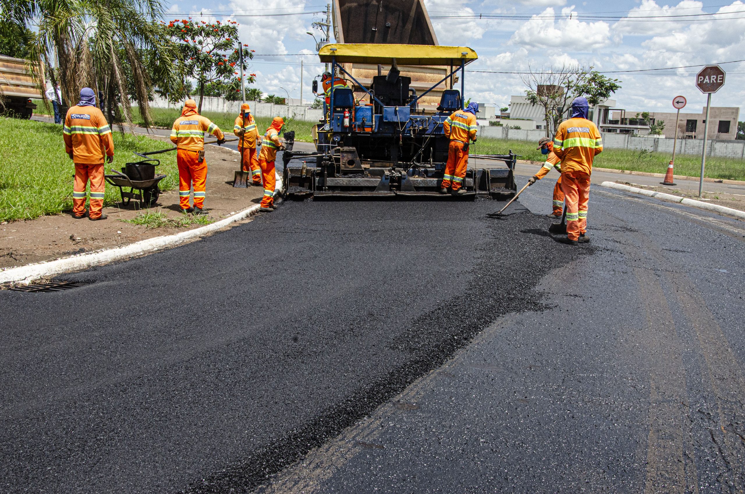 Avenida Severino Tostes Meirelles continua recebendo serviços de recapeamento