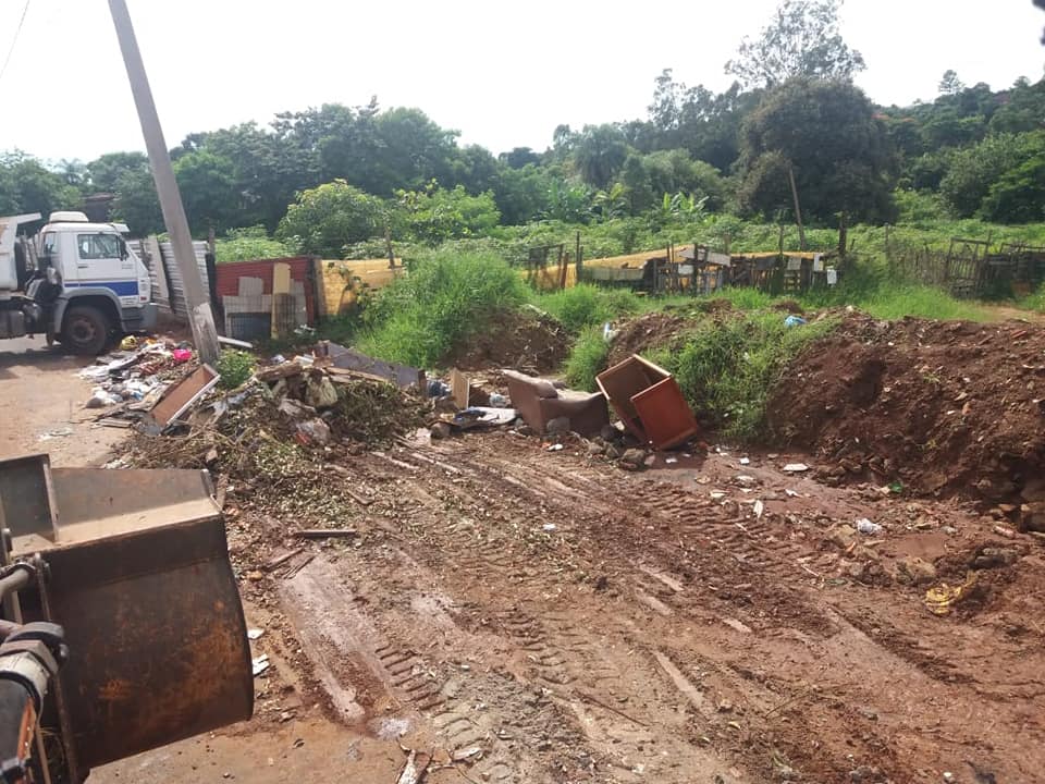 Prefeito põe a mão na massa para limpar áreas verdes e remover entulhos e lixo. Veja