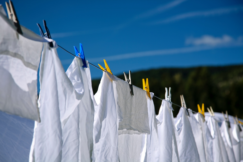Aprenda a forma correta de desencardir roupas brancas