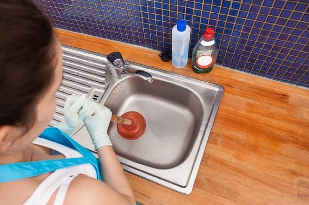 Aprenda a desentupir a pia de um jeito bem simples