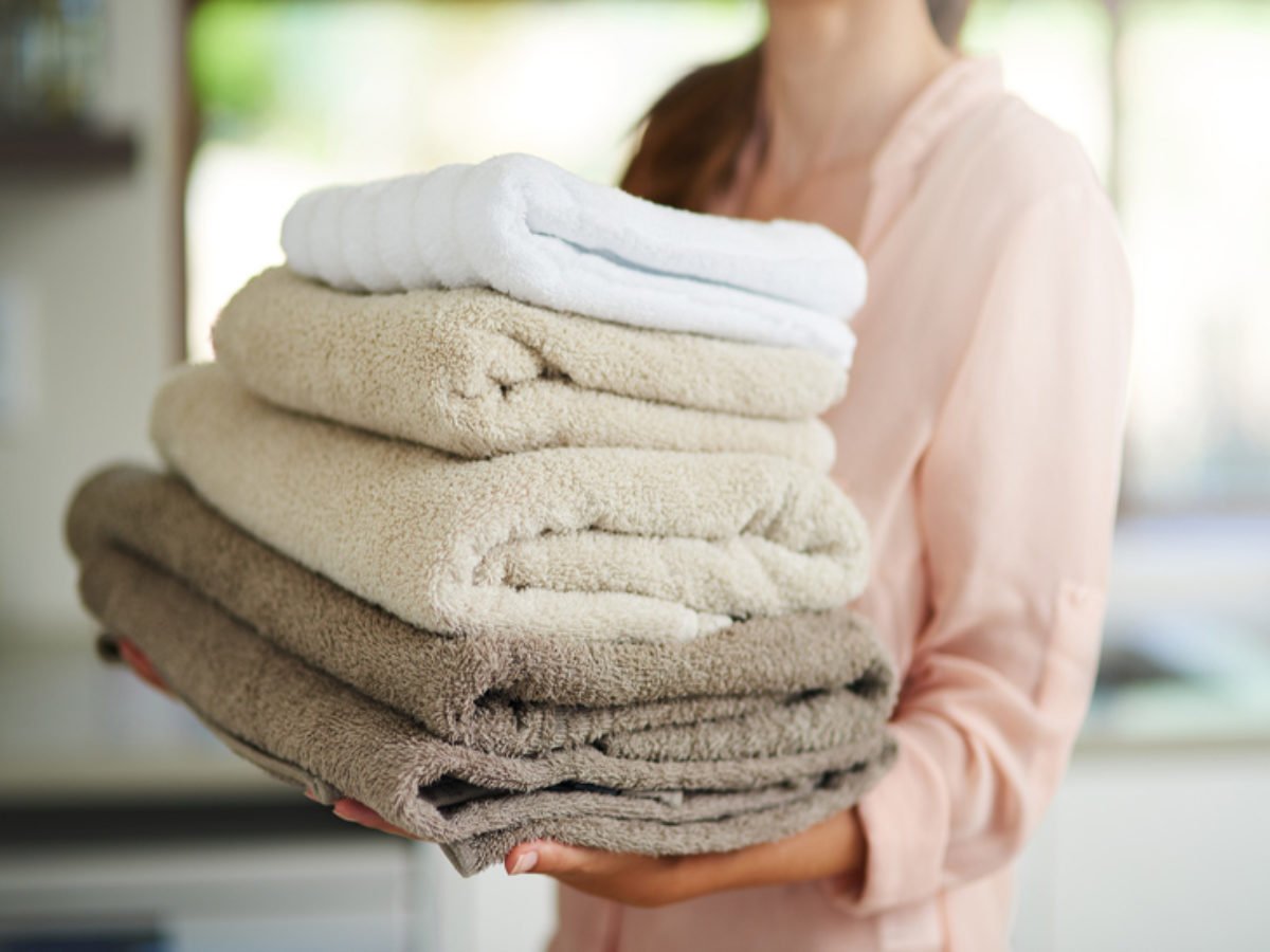 Sem os cuidados certos, com o tempo, as toalhas podem ficar encardidas, ásperas e manchadas