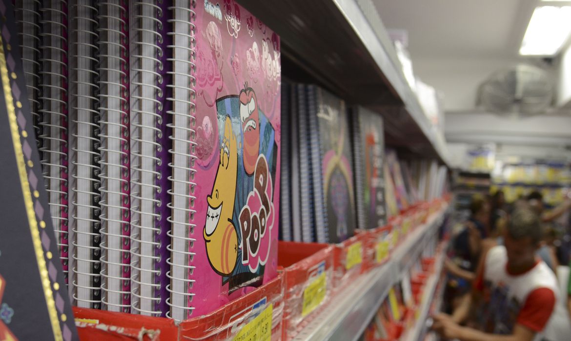 Quando possível, compra de material escolar deve ser feita online por conta da pandemia