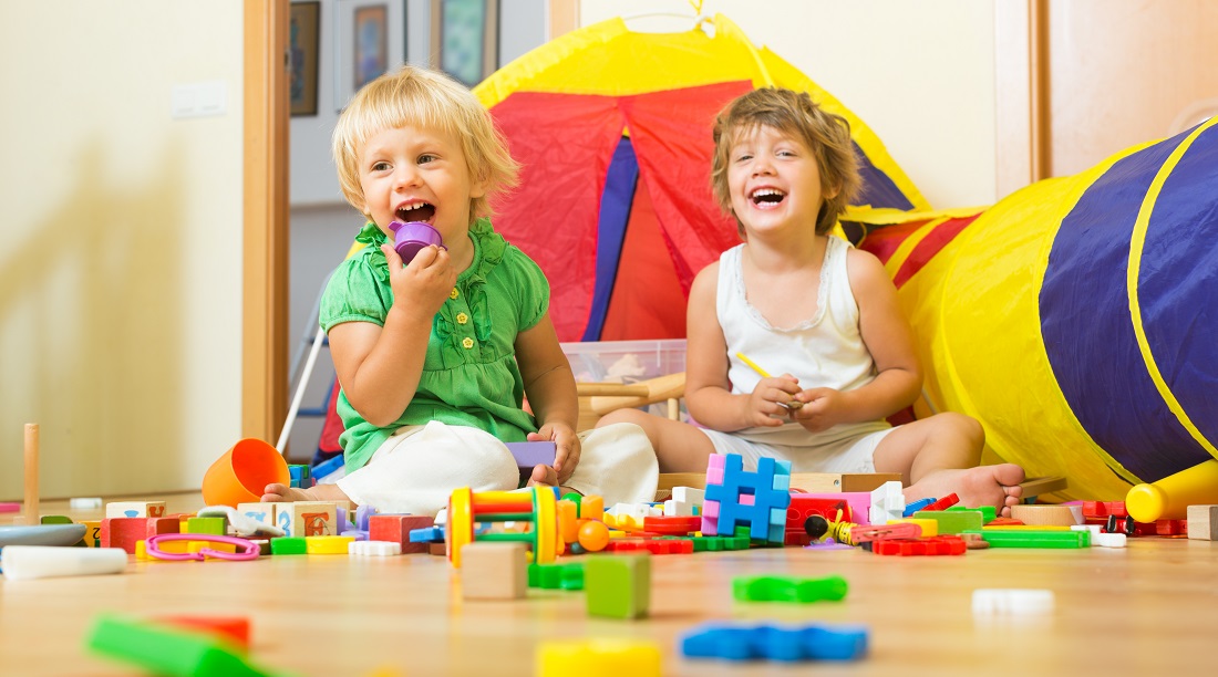 Conheça 15 brincadeiras para você fazer em casa com seu filho gastando pouco