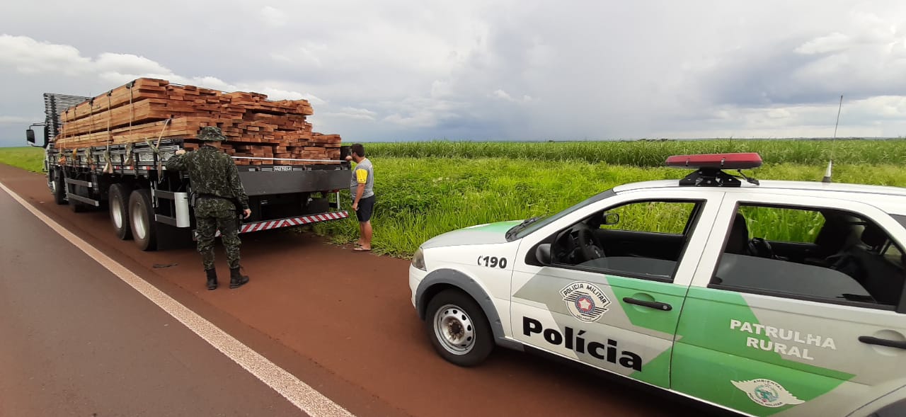 Transporte de madeiras recebe fiscalização da Ambiental na região de Franca