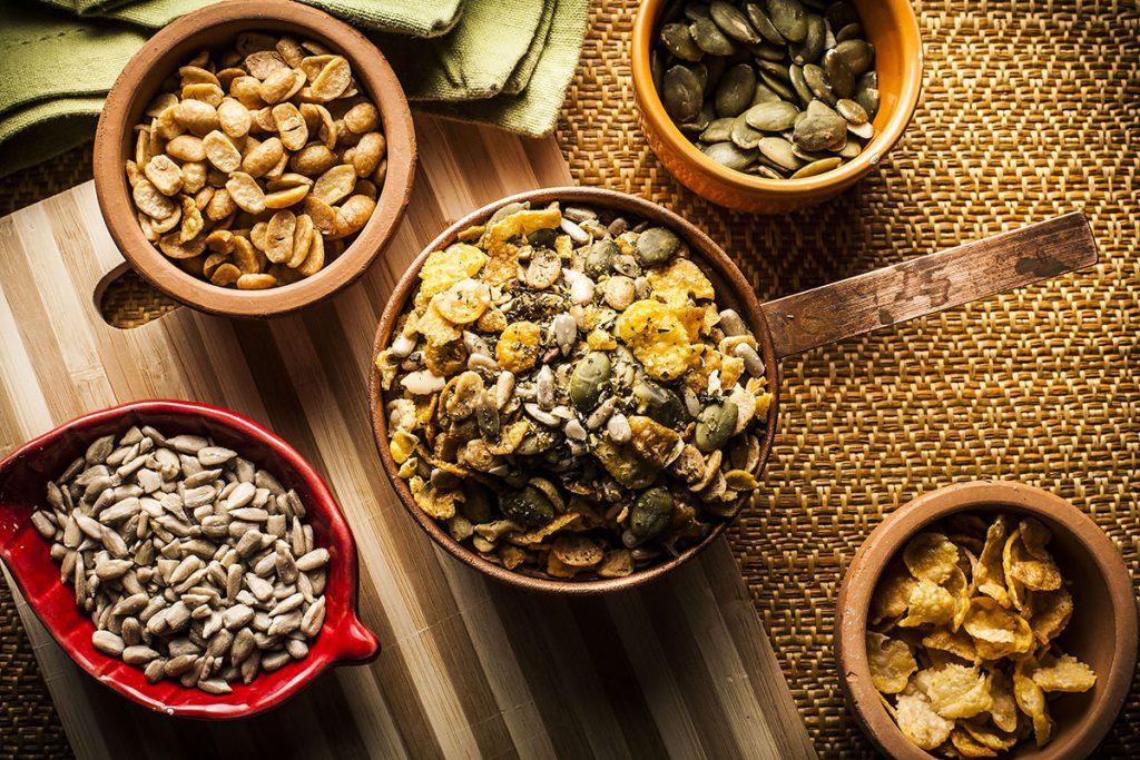 Granola salgada é um petisco versátil que pode ser usado para acompanhar diversos pratos, como saladas em geral