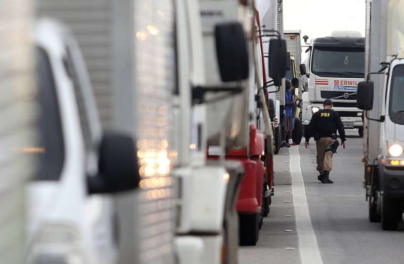 Entidades de transportes se dividem sobre a paralisação dos caminhoneiros