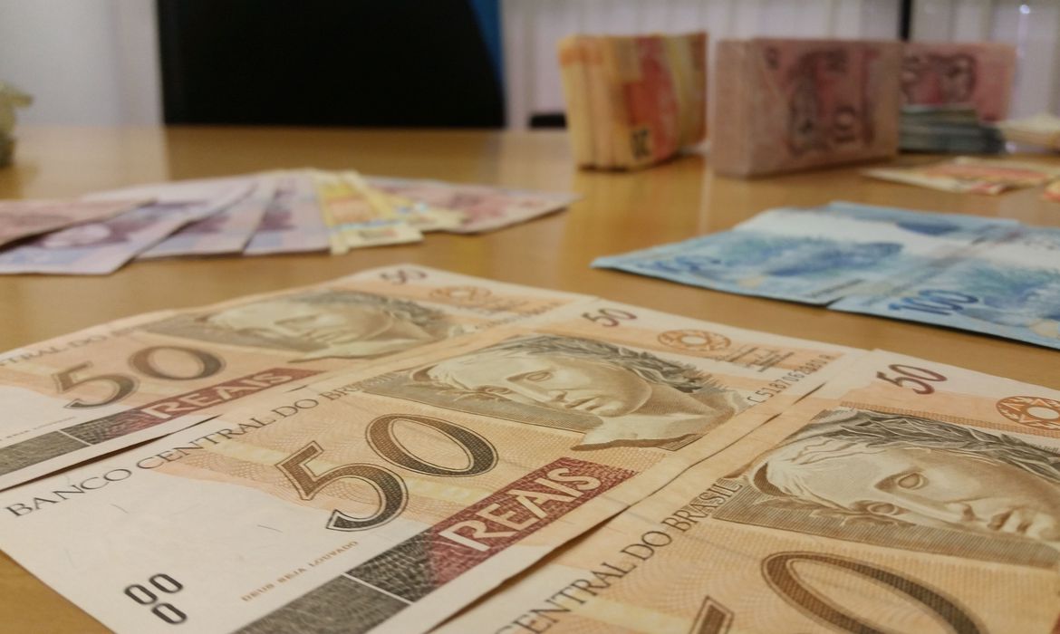Salário mínimo para 2021 fica abaixo da inflação do ano passado; governo se cala
