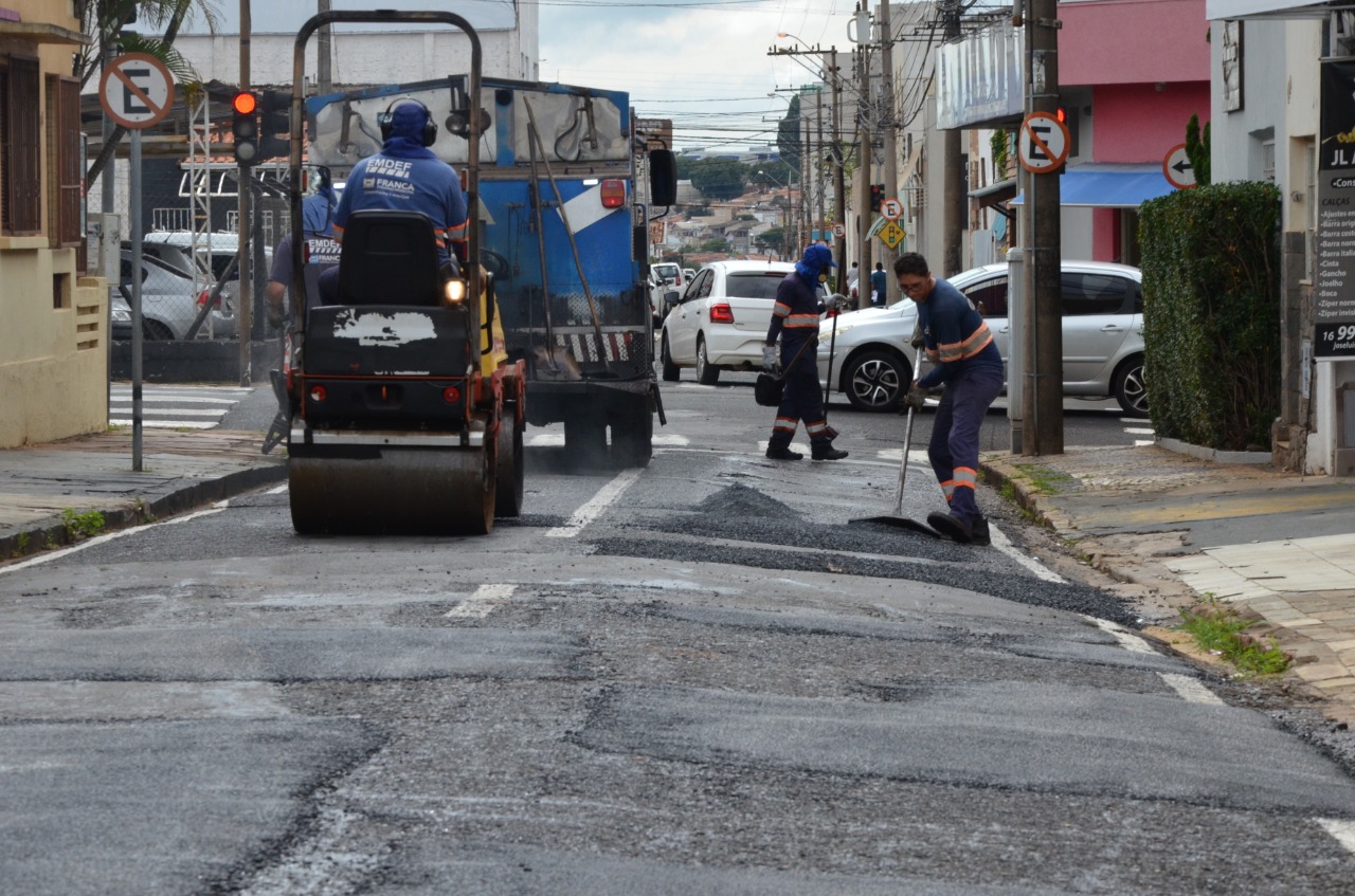 Prefeito de Franca acompanhou serviços de tapa-buracos nas ruas da cidade