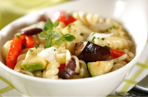 Aprenda a fazer e saboreie uma deliciosa salada mediterrânea com macarrão - Jornal da Franca