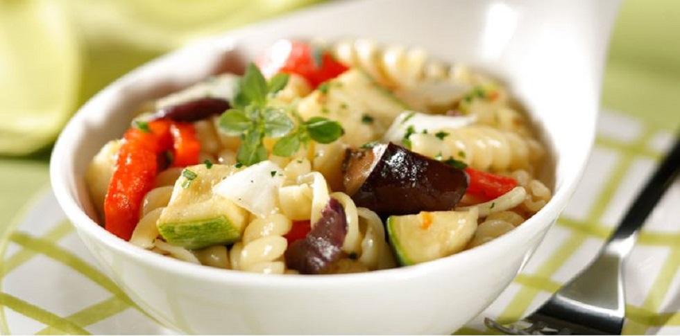 Aprenda a fazer e saboreie uma deliciosa salada mediterrânea com macarrão