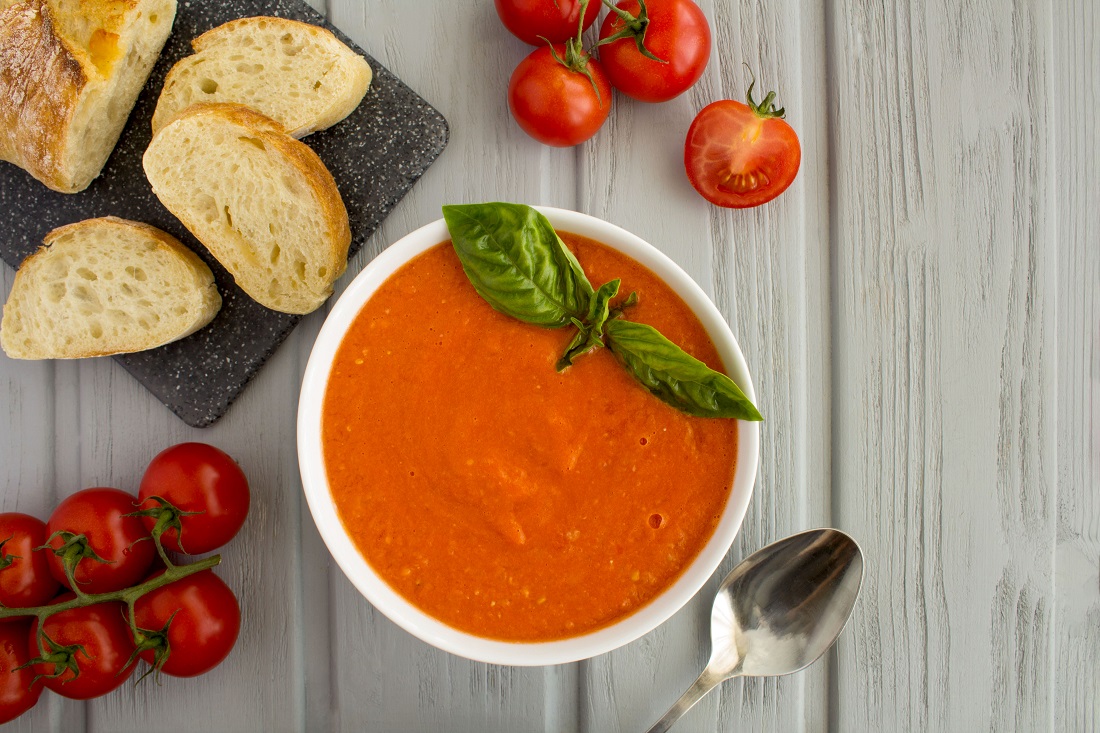 Sopa de tomates, lentilhas e espinafre