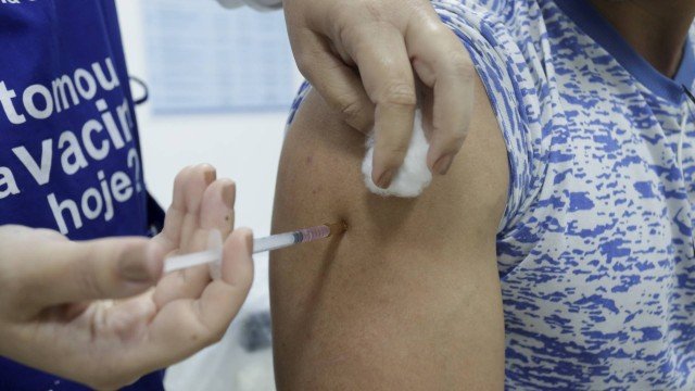 Covid-19: Anvisa alerta para venda de vacinas falsas na internet. polícia investiga
